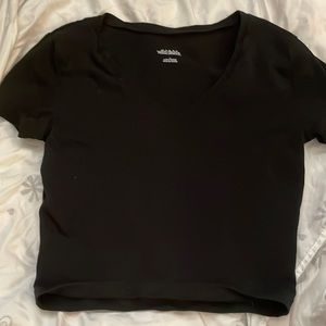 Cropped v neck plain shirt.